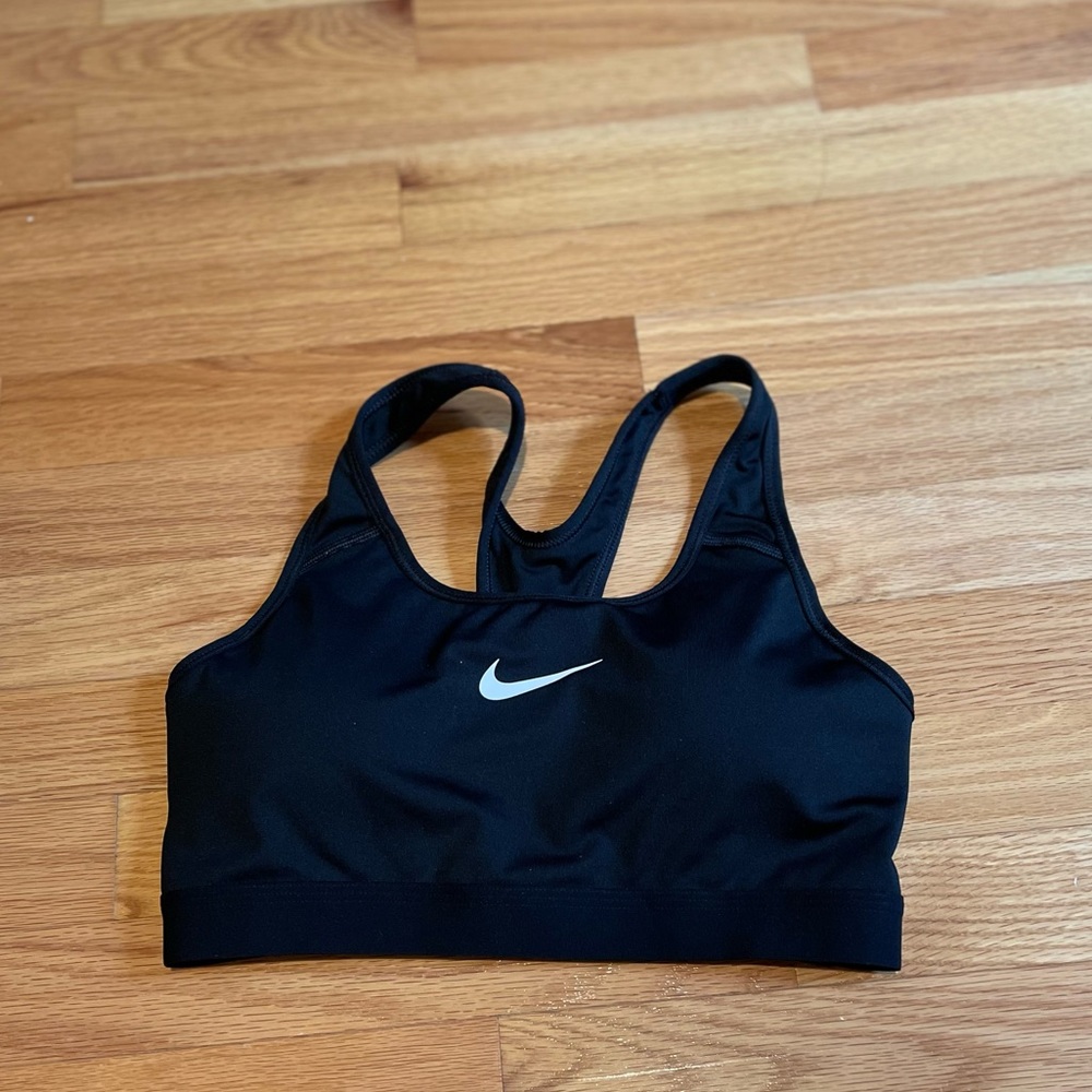 Nike Sports Bra Size M - barely worn. Great support and comfortable!